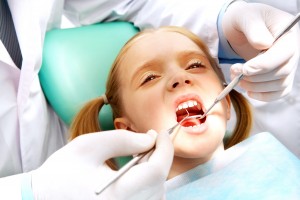 טיפול שיניים לילדה